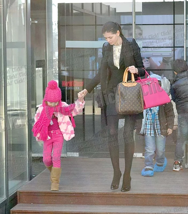 Când vine în România,  Monica o primeşte pe Irinuca  în apartamentul ei de lux