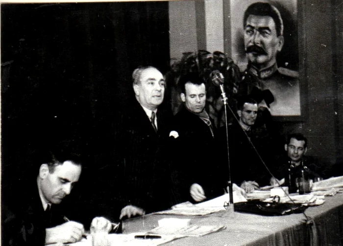 Chivu Stoica la Congresul Uniunii Sindicale CFR - Fototeca online a comunismului românesc
