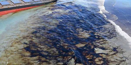 Scurgeri de petrol din nava scufundată MV Wakashio în Mauritius FOTO EPA-EFE