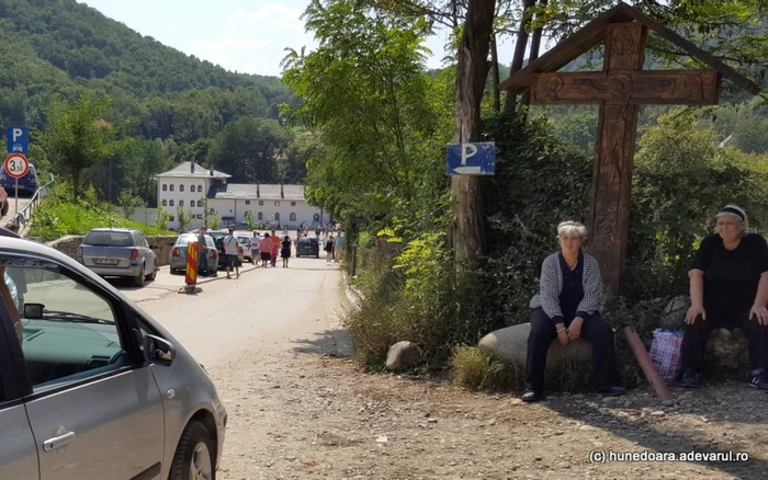 Drumul spre mănăstire se află într-o stare dezastruoasă. FOTO: Daniel Guţă. ADEVĂRUL.