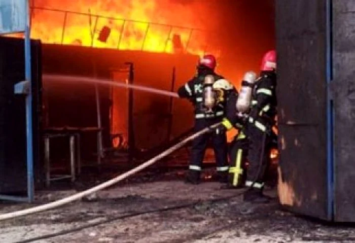 O mare parte din hală a fost distrusă de flăcări. Foto: ISU