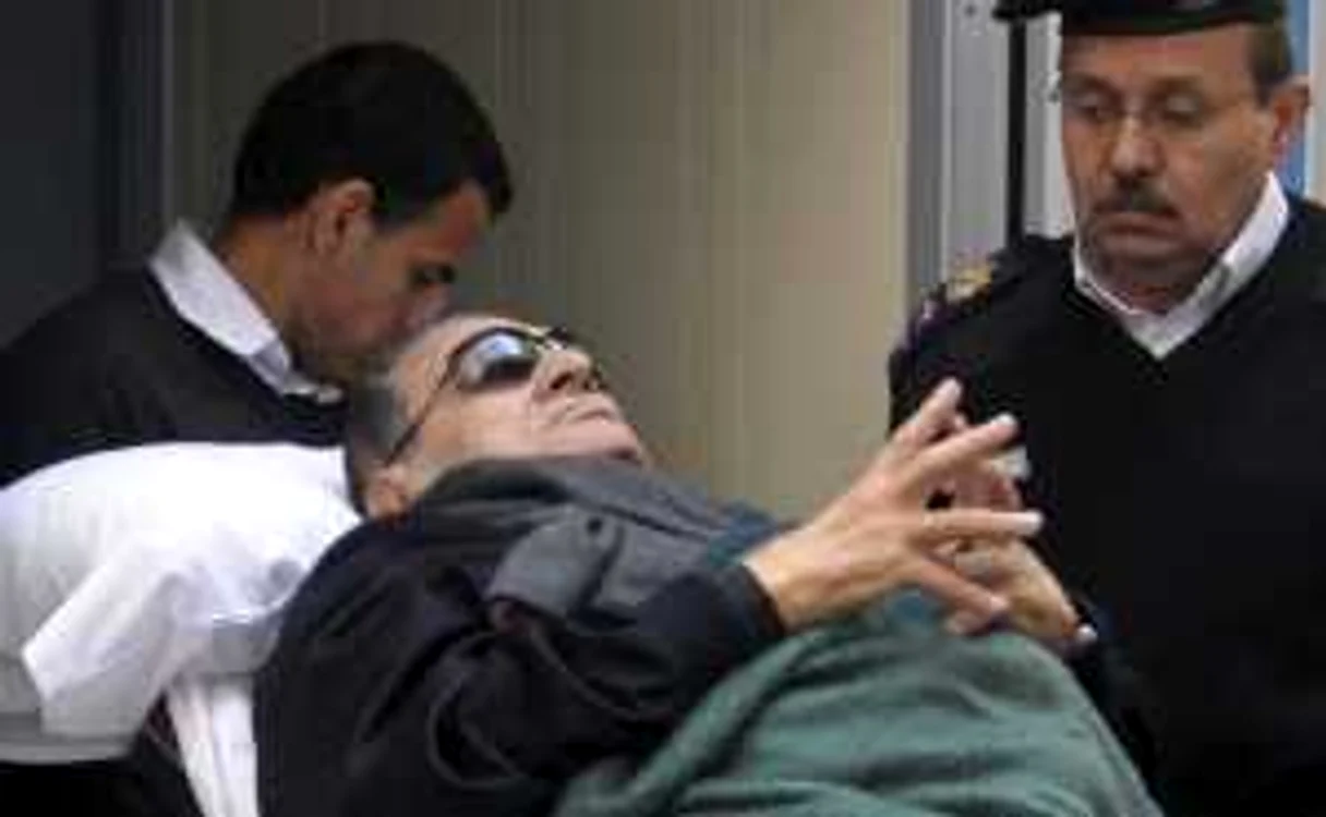 Fostul preşedinte egiptean Hosni Mubarak este judecat pentru că ar fi ordonat intervenţia brutală a forţelor de ordine în timpul „primăverii arabe“