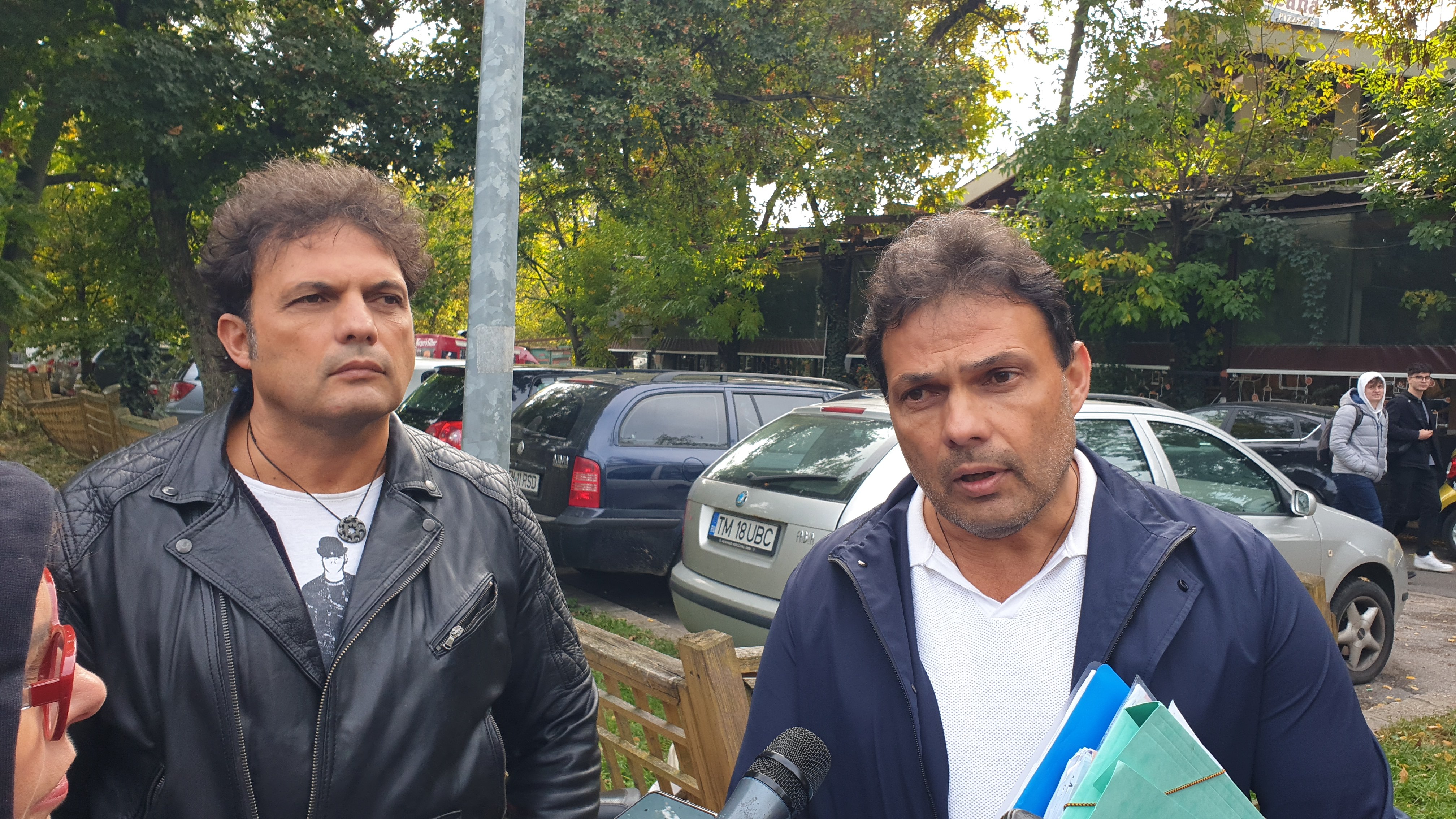 Patronii acuzați drept „interlopi“ de Dominic Fritz răspund în forță: „Am trei copii. Îndrăznesc să le spună față în față că suntem mafioți“ Patronii acuzați drept „interlopi“ de Dominic Fritz răspund în forță: „Am trei copii. Îndrăznesc să le spună față în față că suntem mafioți“