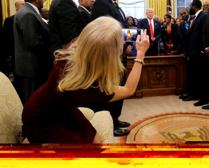 Kellyanne Conway sta in genunchi