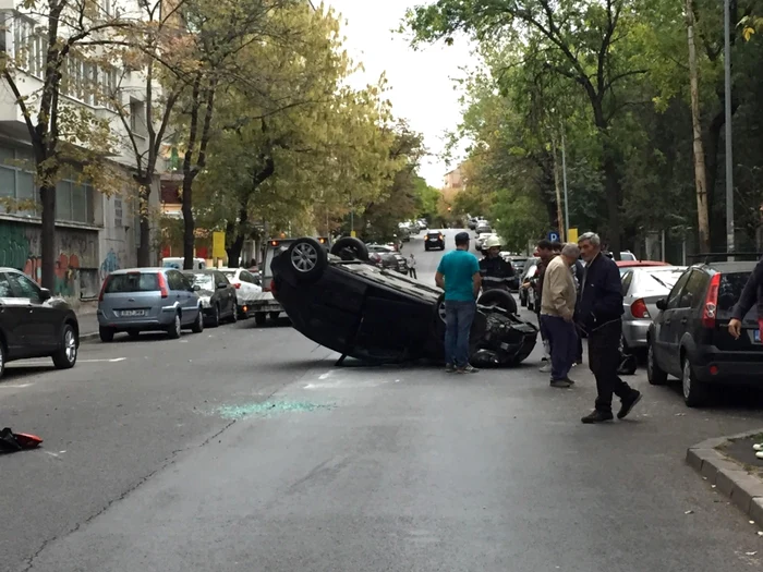 Maşina codusă de o şoferiţă neatentă s-a răsturnat lângă Cişmigiu        FOTO&VIDEO: Florin Ghioca