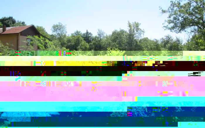 Pentru a ajunge acasă, oamenii trec prin apă. Foto Adevărul