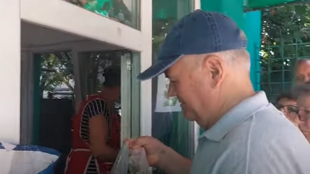 Unde se vând roșiile cu doar un leu kilogramul și lumea stă la coadă pentru a cumpăra VIDEO