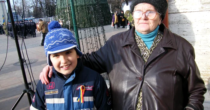 Ovidiu împreună cu străbunica lui, mama eroului martir Dumitru Petrescu