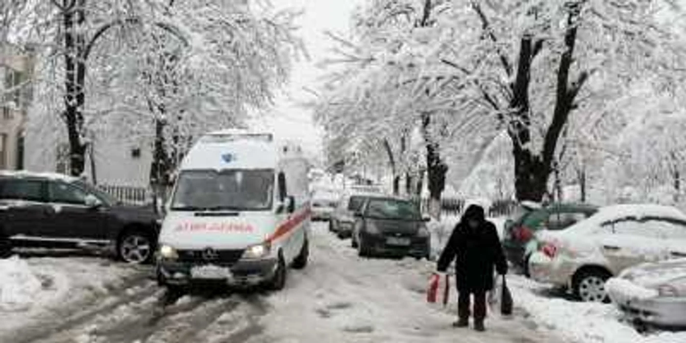 Medicii spun că gheaţa îngreunează deplasarea Salvărilor. 