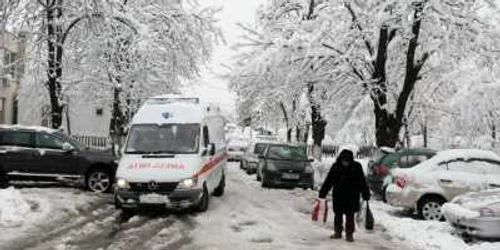 Medicii spun că gheaţa îngreunează deplasarea Salvărilor. 