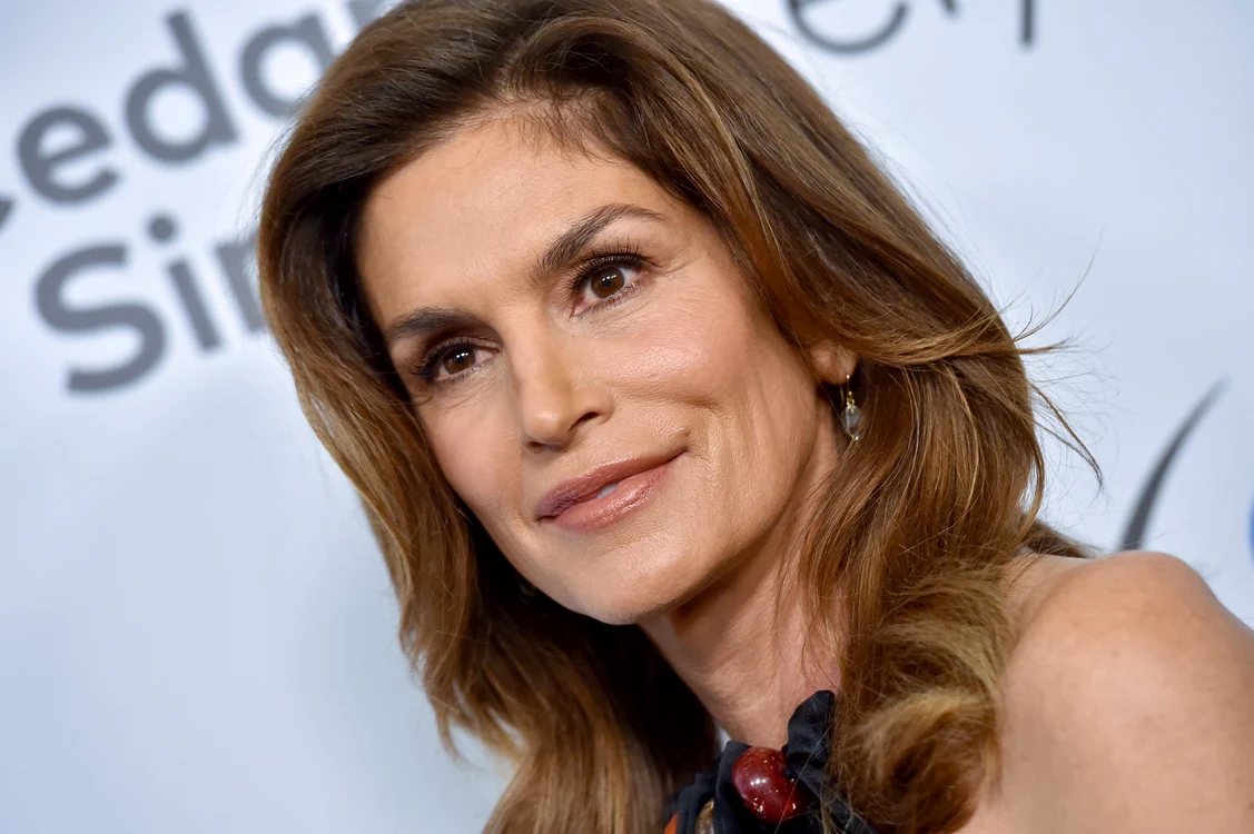 Cindy Crawford își poartă cu multă eleganță vârsta