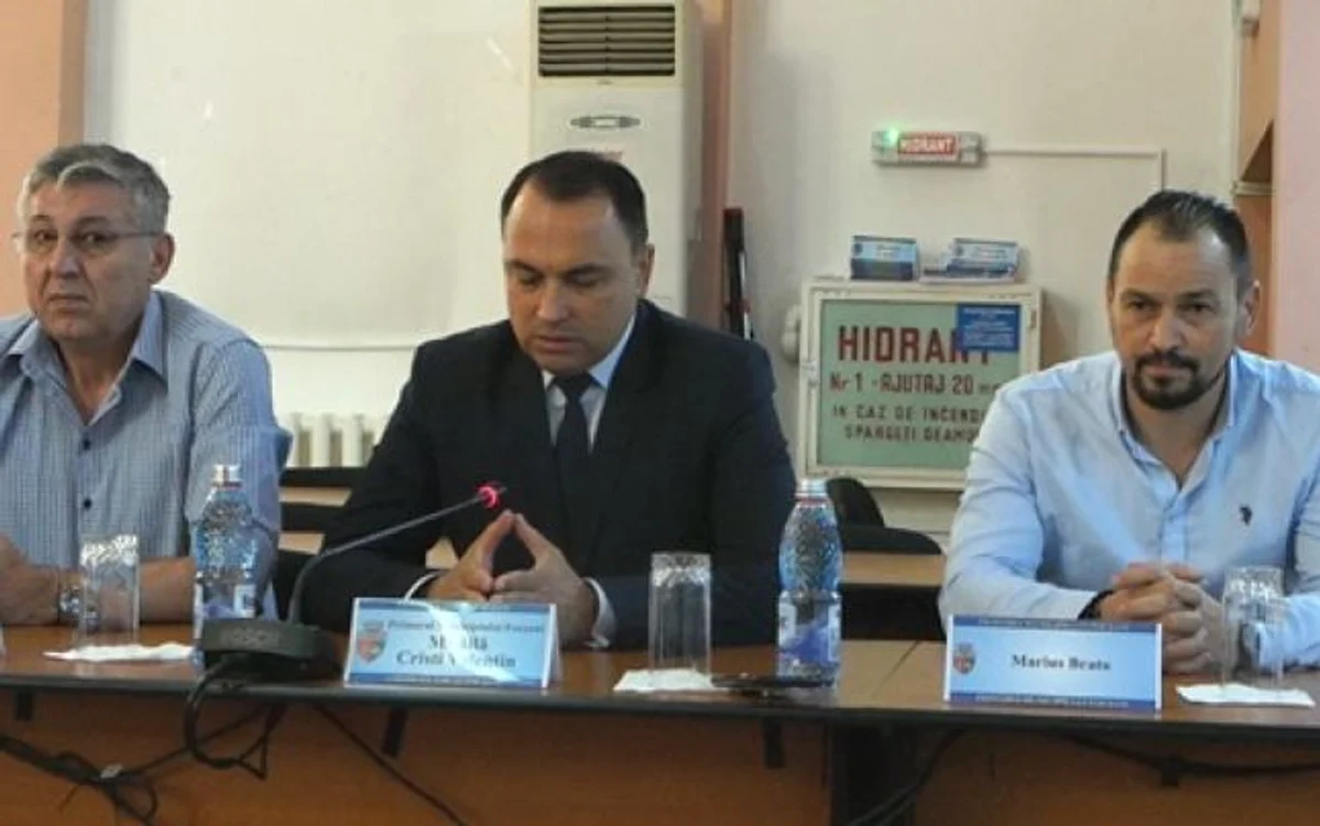 Marius Bratu (drepata), prezentat în cadrul unei conferinţe de presă