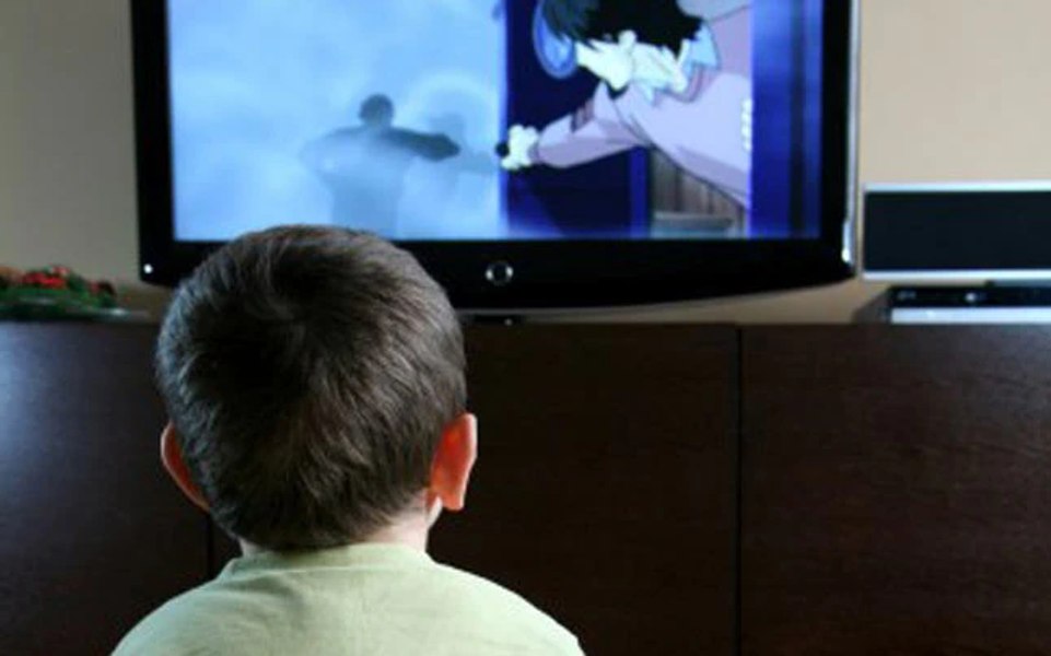 Părinți încuiați afară de un copil de 4 ani. Copilul a vrut să se uite liniștit la desene animate