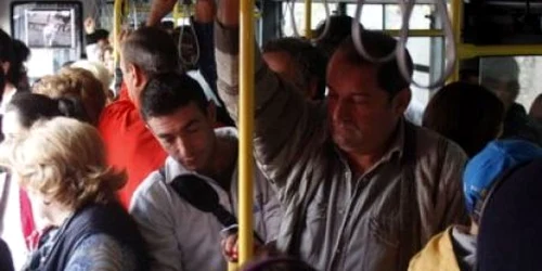 Hoţii operează mai bine în mulţime