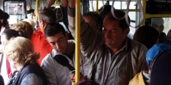 Hoţii operează mai bine în mulţime