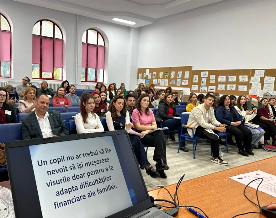 multime_sala_urmarind_o_prezentare_pe_tema_inegalitatii-sanselor_tinerilor