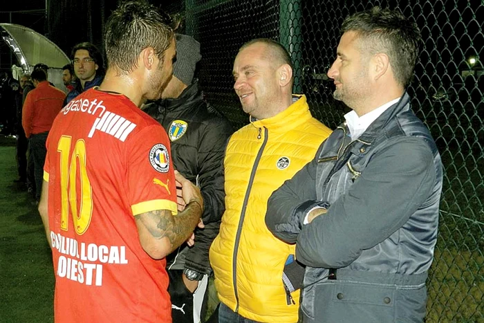 Mutu l-a stropit cu şampanie pe preşedintele executiv al clubului, Alexandru Crângu (Fotografii: fcpetrolul.ro)