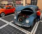 Automobile clasice expuse în Piața Sfatului din Brașov.
