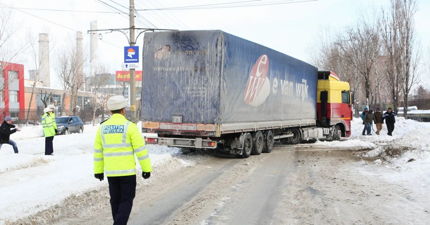 Vehiculul s-a împotmolit din cauza stratului gros de zăpadă