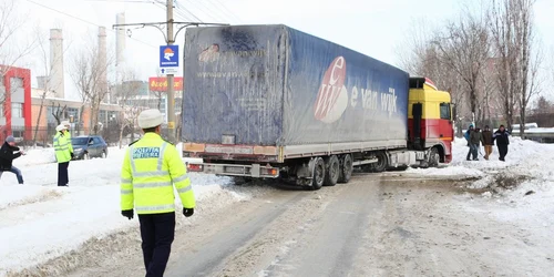 Vehiculul s-a împotmolit din cauza stratului gros de zăpadă