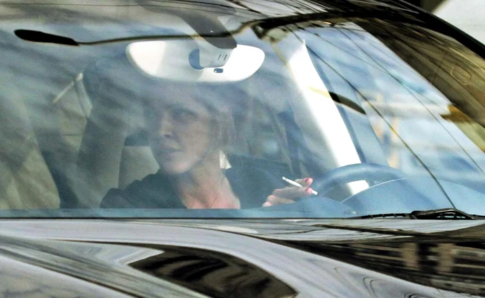 Alina Borcea (32 de ani) are cearcăne adânci şi este vizibil supărată. La volan, este extrem de nervoasă şi vorbeşte aproape fără încetare la telefonFoto: Mihai Ionescu