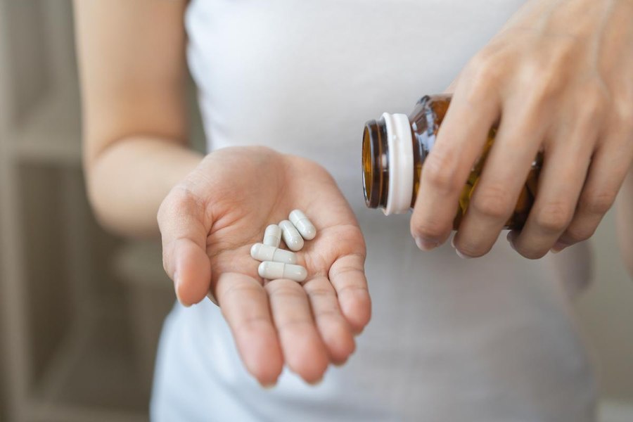 Mulți români iau medicamente „după ureche” și le administrează și copiilor. La ce riscuri se expun