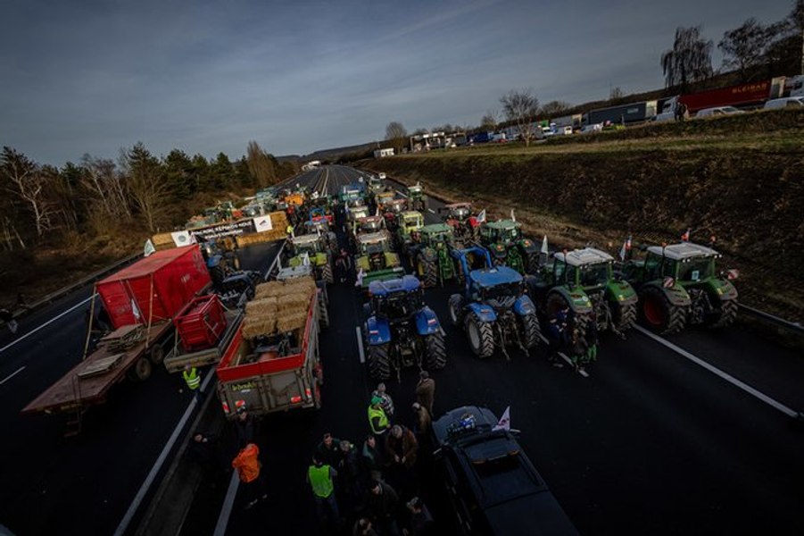 Magazinele franceze se confruntă cu lipsuri de alimente din cauza protestelor fermierilor