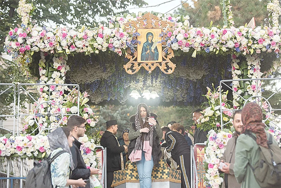 Mii de oameni stau la coadă zi și noapte ca să ajungă la racla sfintei. Foto: Doxologia