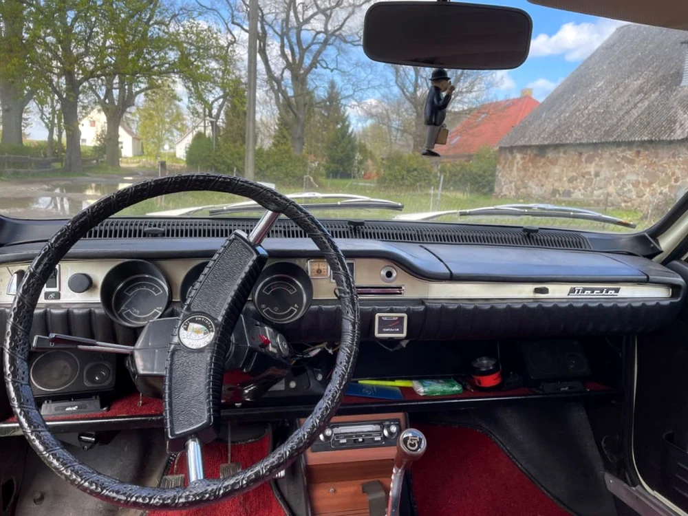 Mașina are interiorul originar, fără modificări FOTO mobile.de