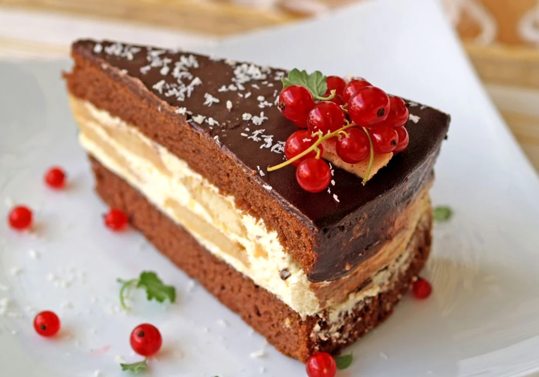 RP:  Schokoladentorte mit Johannisbeeren garniert jpeg