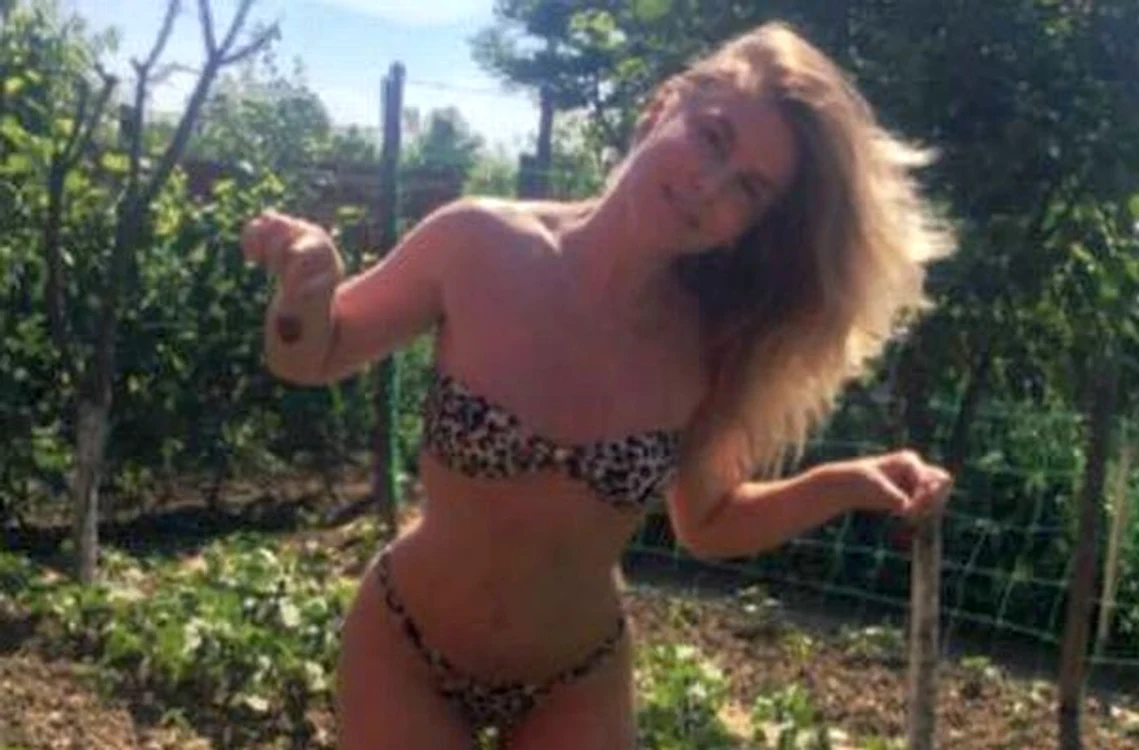 
    Artista şi-a zăpăcit fanii cu ultima fotografie de pe Facebookfoto: arhiva personală  