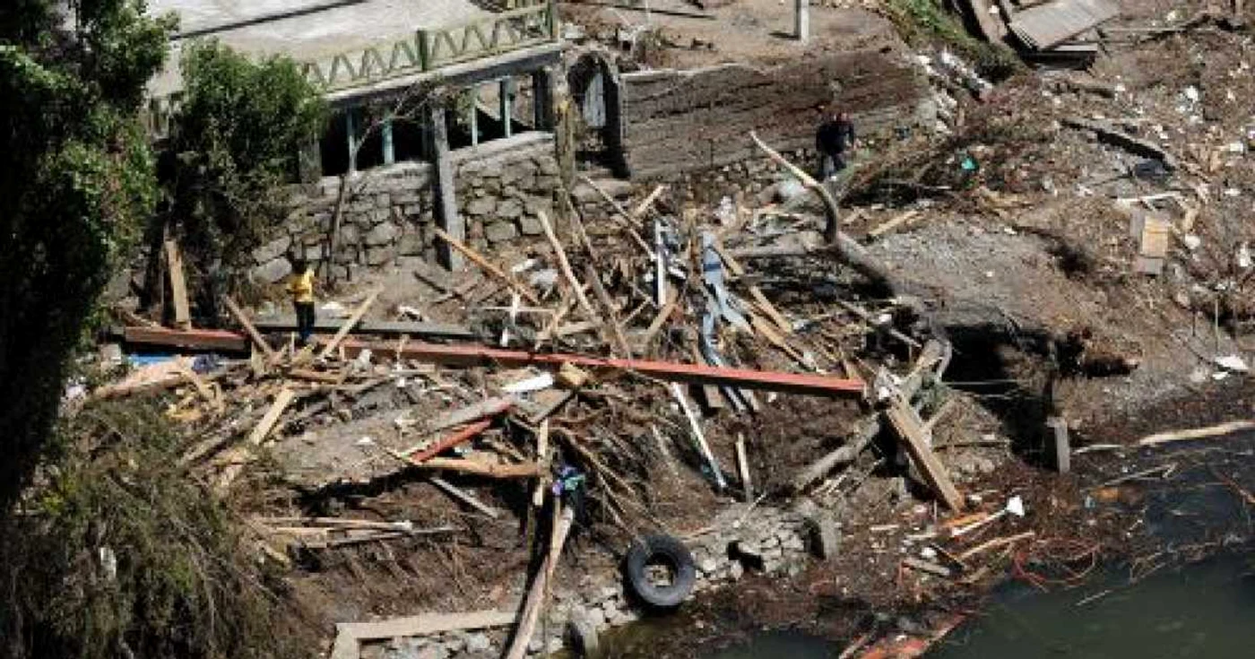 Casele au fost doborâte de furia apelor