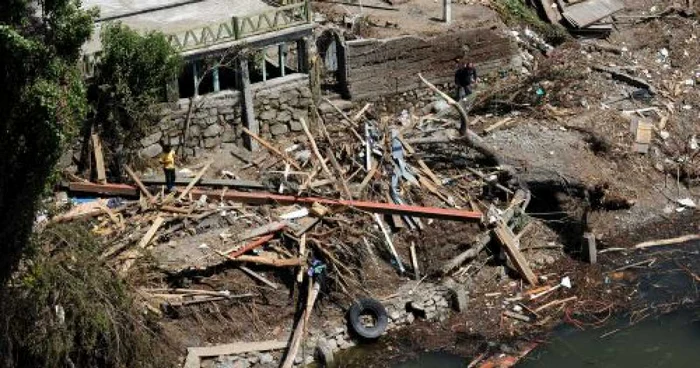 Casele au fost doborâte de furia apelor