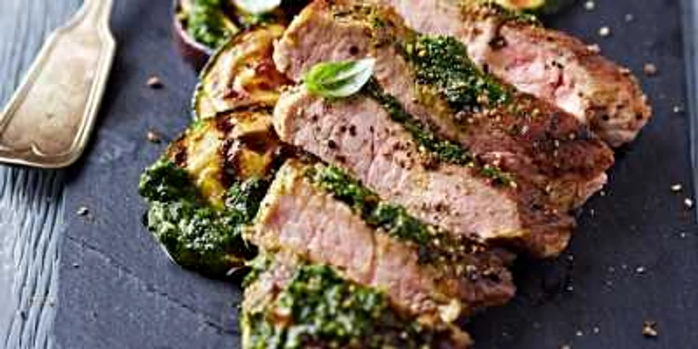 Coaste de miel, legume la gratar şi sos pesto. FOTO demandafrica.com