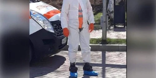 ambulantier cu combinezonul rupt