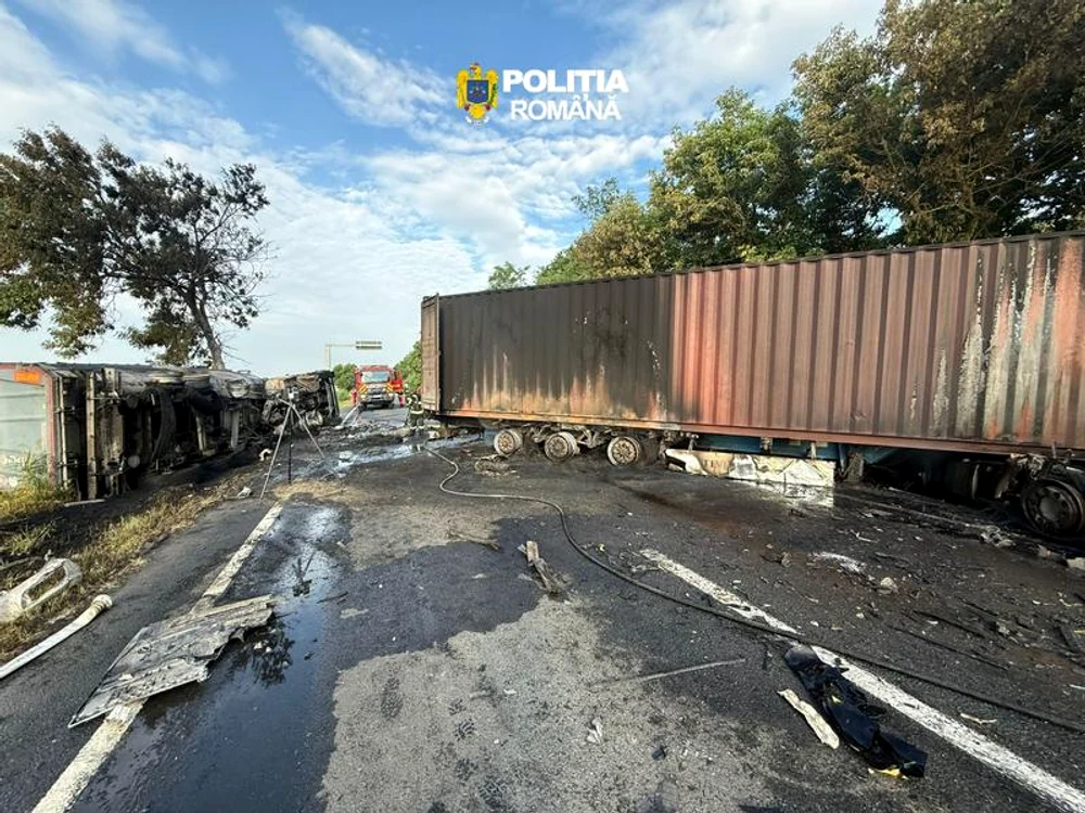 Cele două camioane au luat foc în urma accidentului FOTO IPJ Ialomița