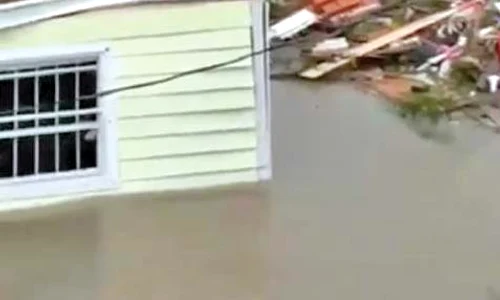 Locuitorii Bahamasului au fost nevoiți să se urce pe acoperișurile propriilor case jpeg