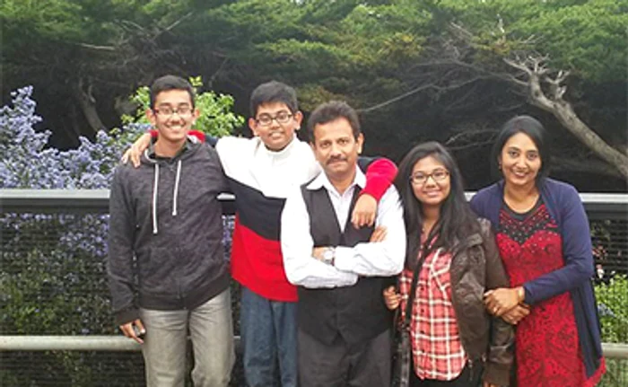 Fraţii Tanvir şi Farhan (stânga) şi-au ucis părinţii şi sora pentru a-i ”elibera”