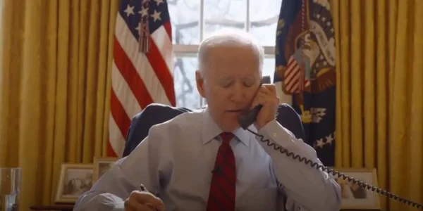 Joe Biden vorbind la telefon cu o somera din California FOTO Twitter