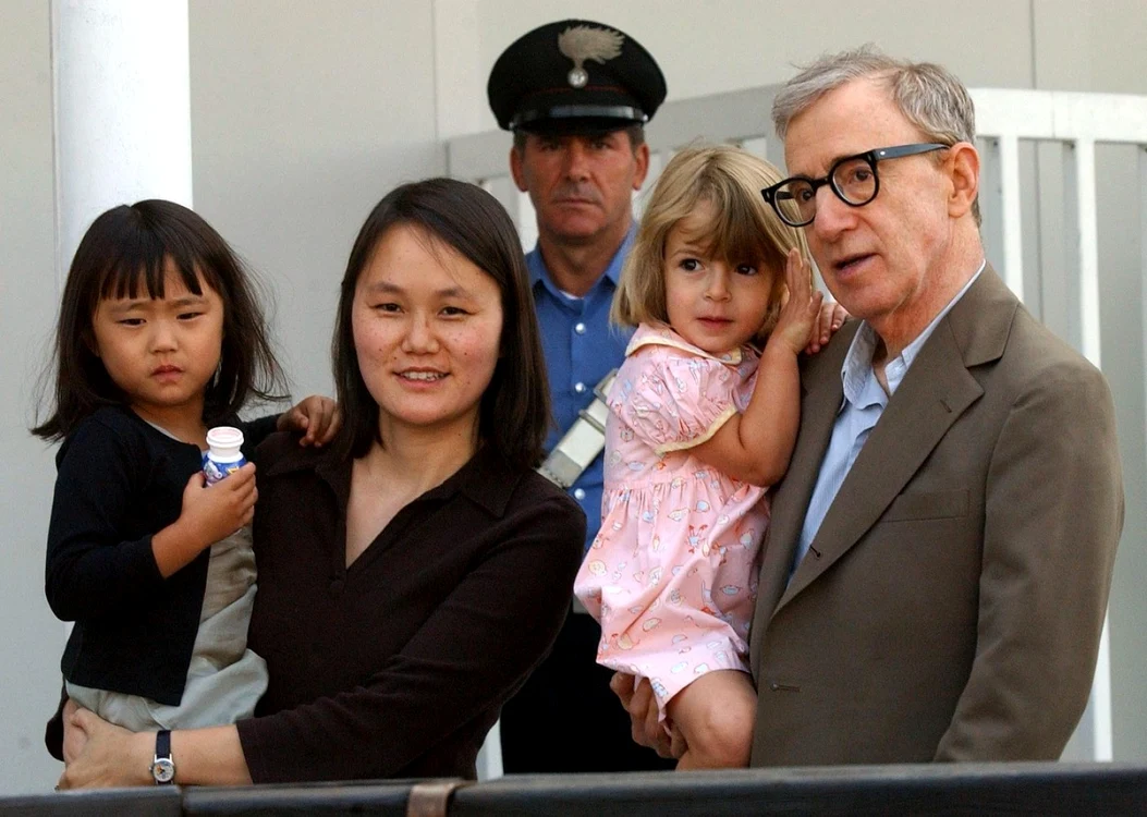 Woody Allen şi-a făcut o familie cu fiica adoptivă, Soon-Yi, (Foto: Profimedia)