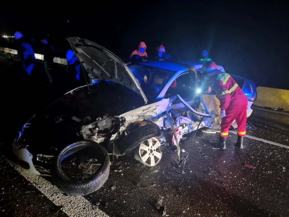 Accident rutier pe DN7-E81 la Câineni - Vâlcea cu două victime încarcerate şi blocarea totală a traficului pe Valea Oltului Foto Adevărul