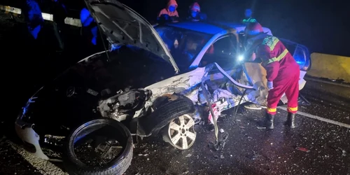 Accident rutier pe DN7-E81 la Câineni - Vâlcea cu două victime încarcerate şi blocarea totală a traficului pe Valea Oltului Foto Adevărul