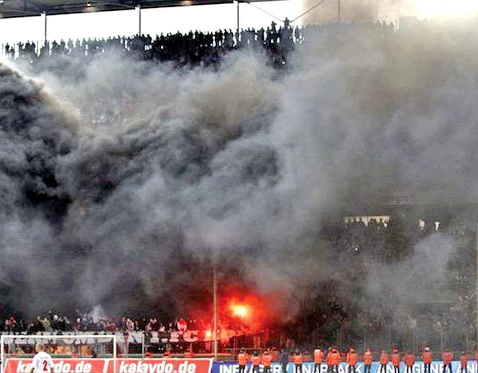 
    Suporterii au dat  foc la scaune,  fumul acoperind  tot stadionul  