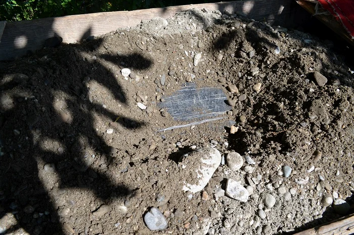 Coletele erau acoperite de traficanţi cu nisip şi cu pietriş