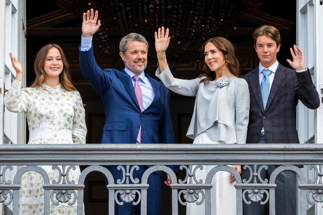 Regele Frederik al X lea al Danemarcei cu Regina Mary, Prințul Vincent și Prințesa Josephine, Foto GettyImages (1) jpg