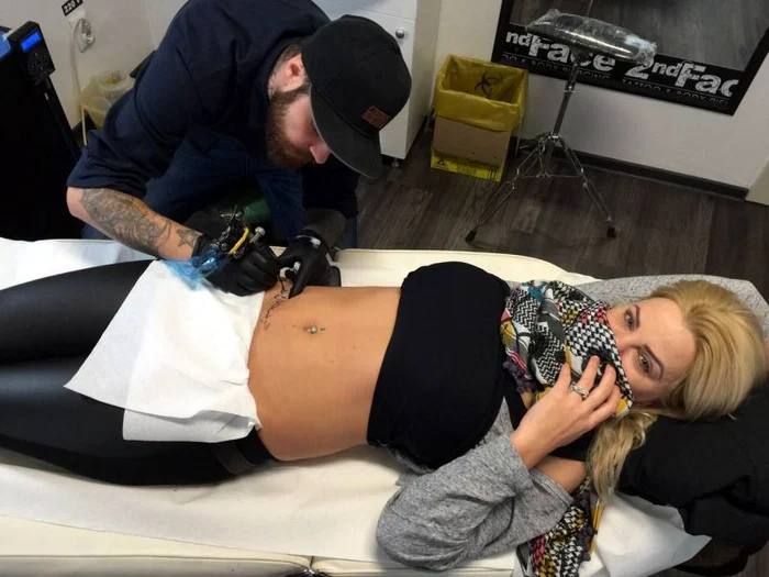 Ca să-i arate dragostea noul ei partener arab, mariana şi-a tatuat un mesaj pe abdomen