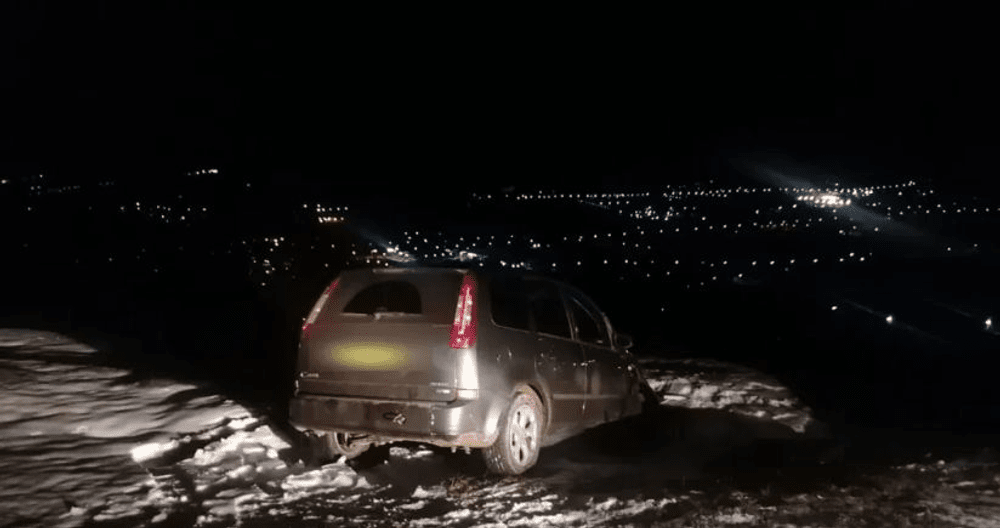 Aventura unor tineri plecați la plimbare pe viscol. Au rămas înzăpeziți pe munte și riscau să moară de frig