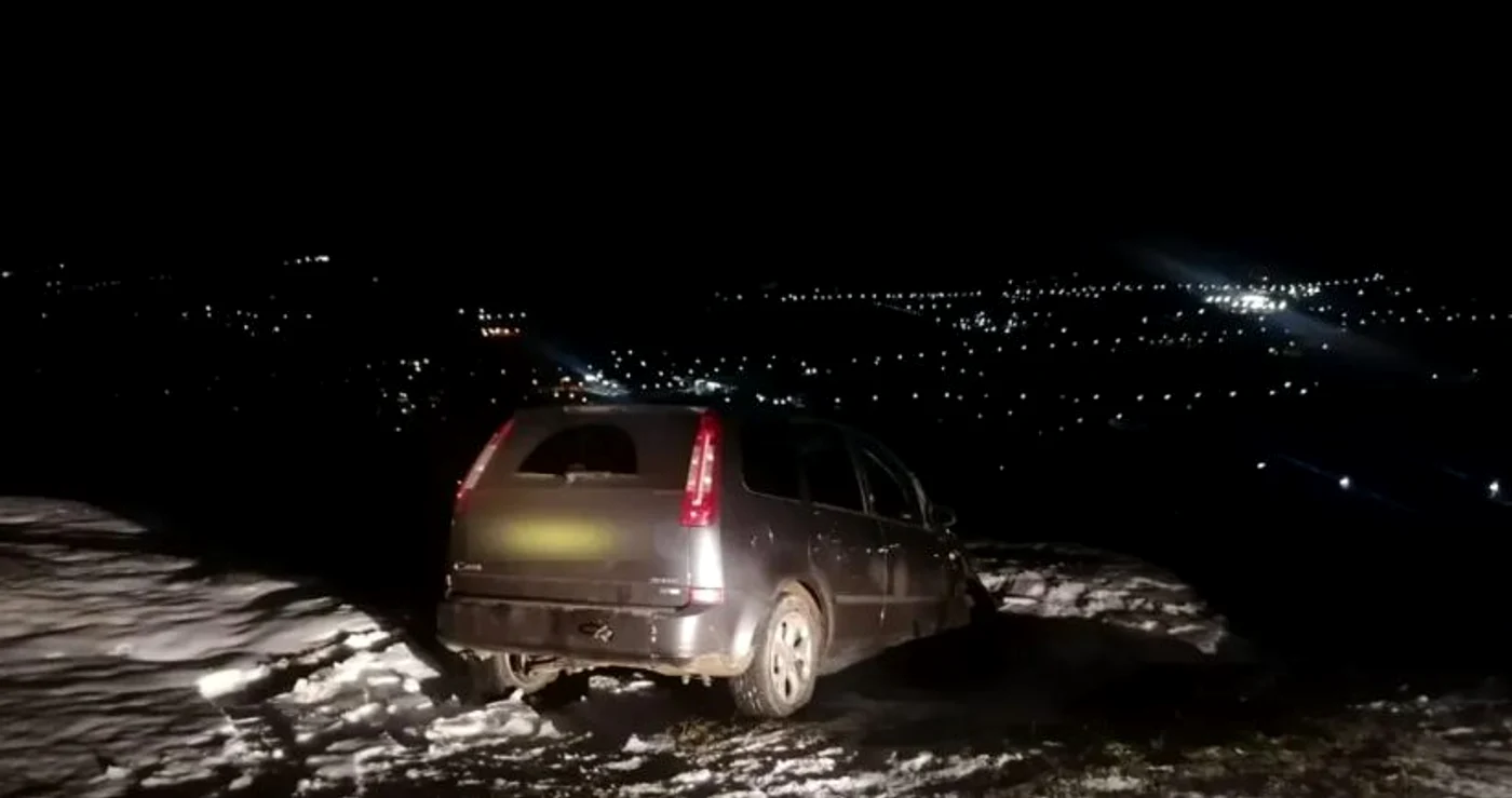 Mașina tinerilor a rămas blocată în zăpadă FOTO IJJ Bacău