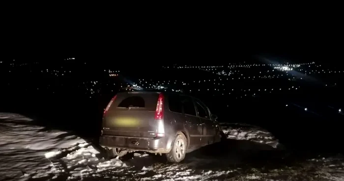 Mașina tinerilor a rămas blocată în zăpadă FOTO IJJ Bacău