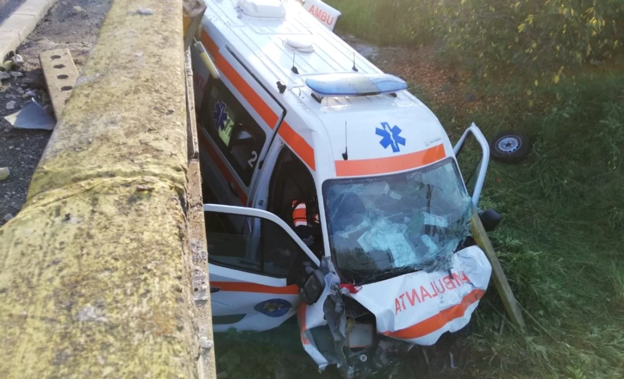 Ambulanța a căzut de pe pod după ce s-a ciocnit cu un autovehicul al cărui șofer nu s-a asigurat la schimbarea direcției